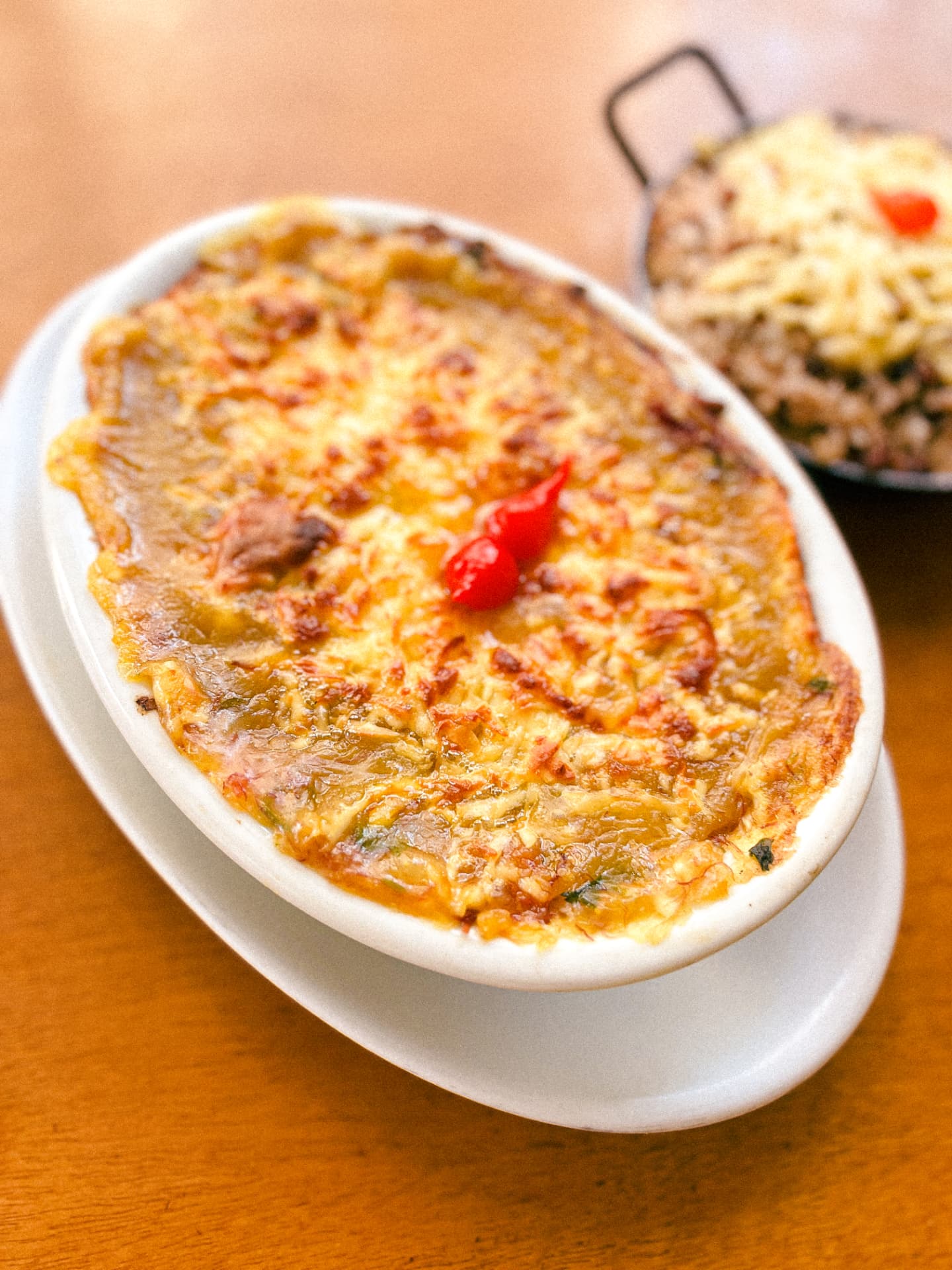 Prato gratinado com queijo dourado servido no Do Sertão